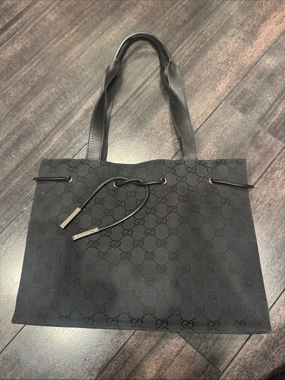 Gucci

GG Canvas GG Canvas drawstring Tote Bag Medium - Picture 2 of 8